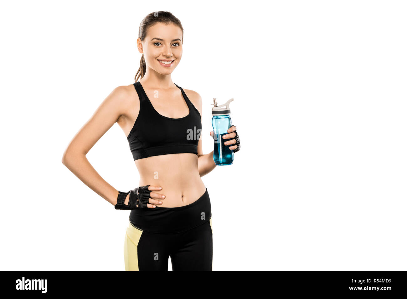 Lächelnd Sportlerin Holding sport Flasche und Kamera isoliert auf weißem Stockfoto