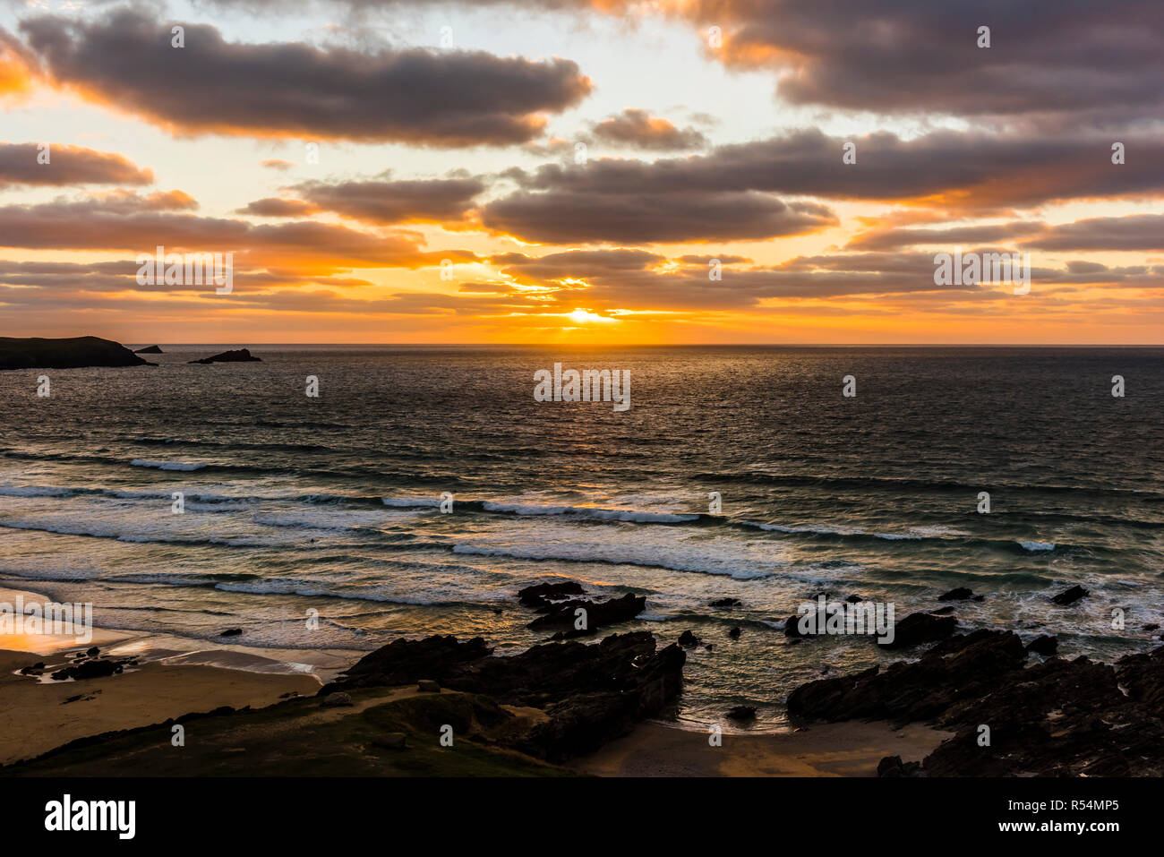 Sonnenuntergang Uber Einem Sturmischen Fistral Beach Mit Surfer Newquay Cornwall Grossbritannien Stockfotografie Alamy