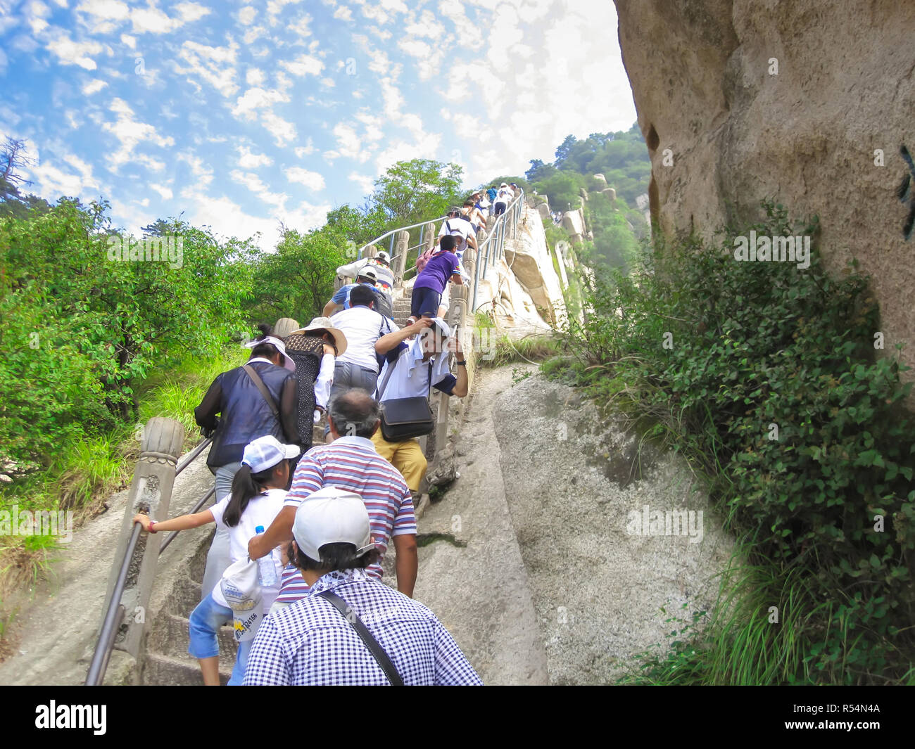 Huangshan, China - Juli 11, 2010: Touristen besuchen Sie die berühmten huangshan Berg. Berg Huangshan ist Weltkultur- und Naturerbe. Stockfoto