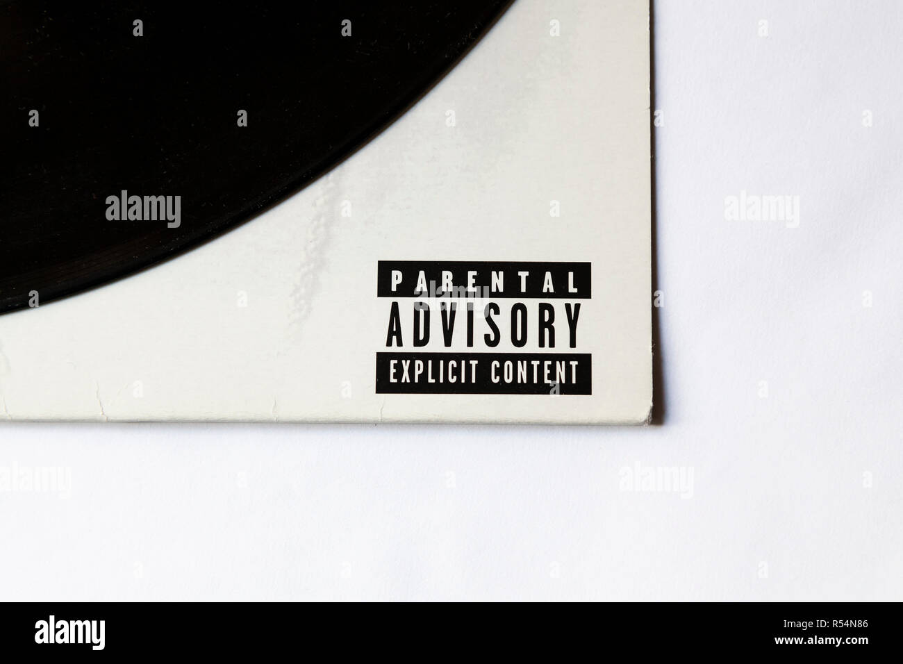 Nahaufnahme des Parental Advisory lable auf Vinyl record Sleeve auf weißem Hintergrund Stockfoto