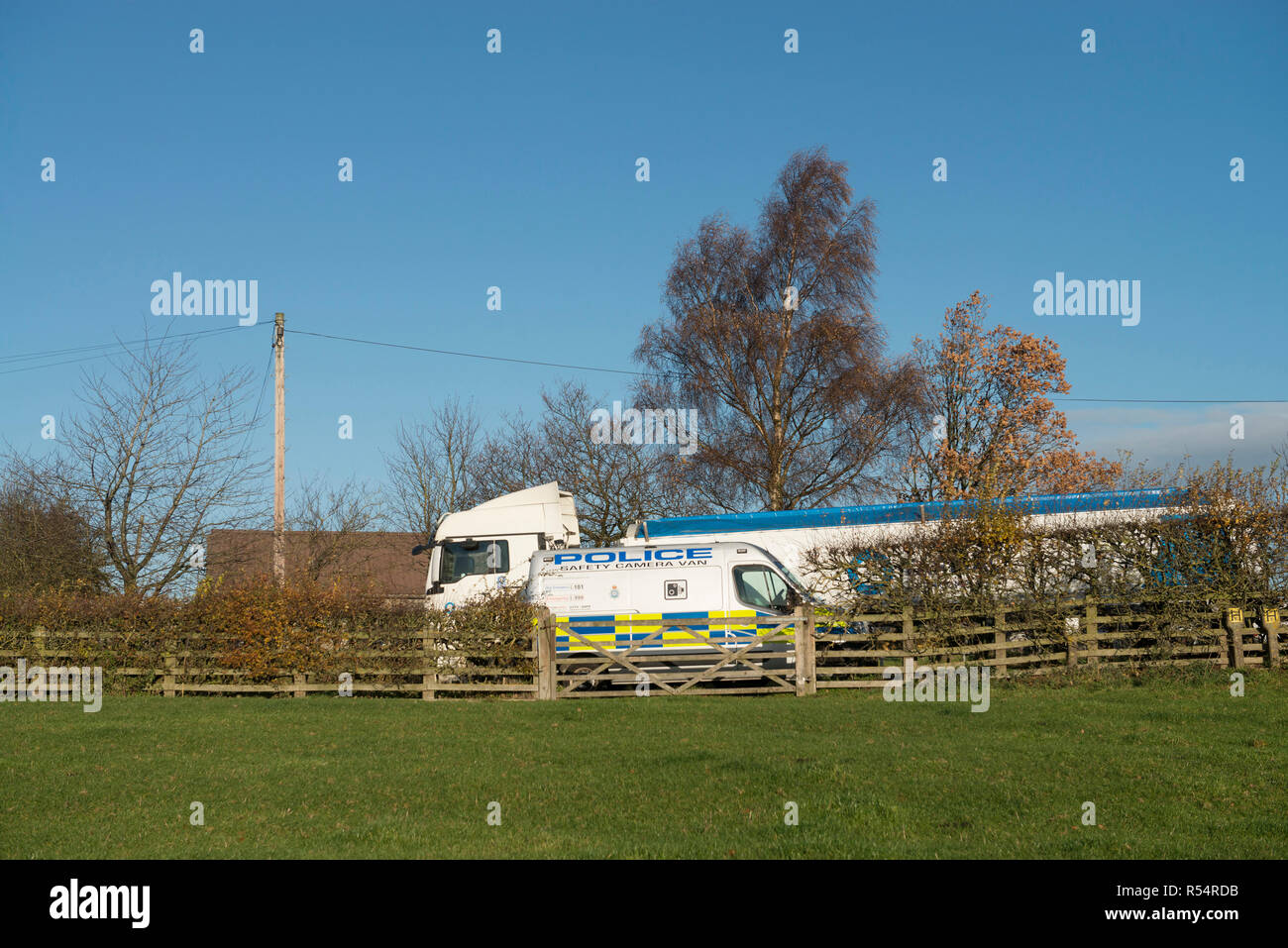 Ein Polizei Geschwindigkeit Van erwartet Beschleunigung Autofahrer auf einem Hügel in den Yorkshire Dales Stockfoto