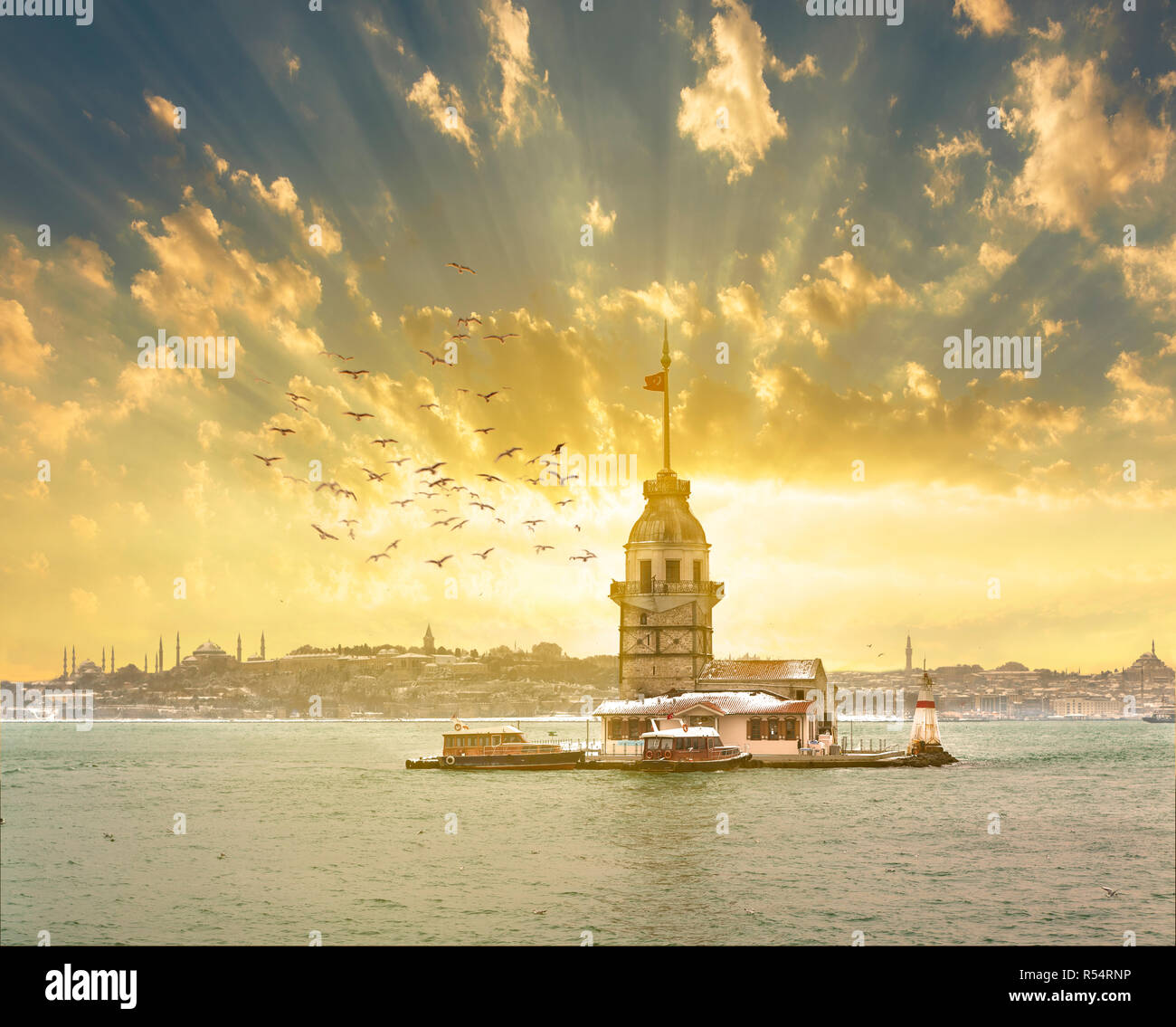 Dramatischer Sonnenuntergang bei Maiden's Tower (Türkisch; Kiz Kulesi) Istanbul Symbol Stockfoto