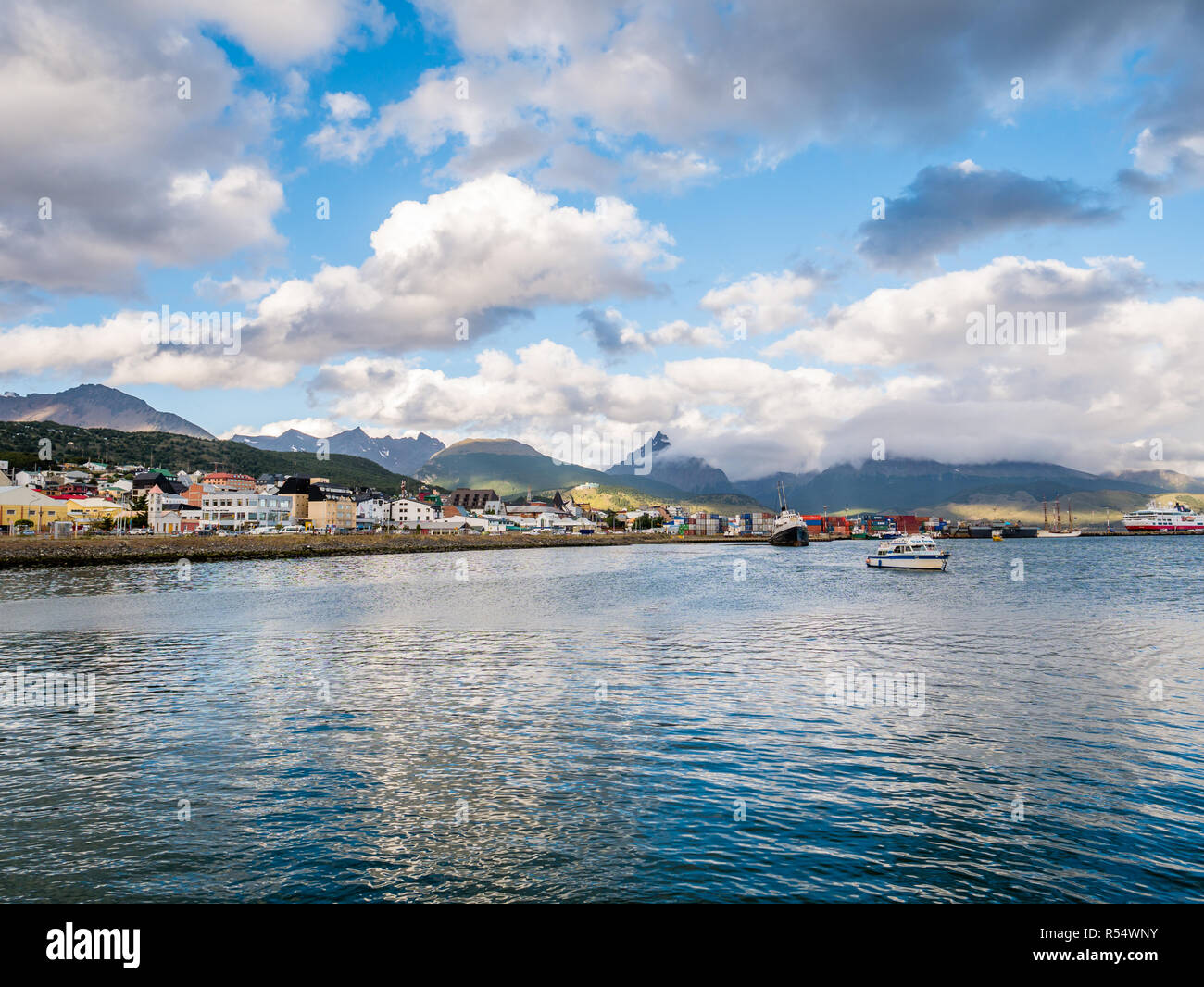 Blick vom Beagle Kanal von Waterfront Skyline von Ushuaia in Feuerland, Patagonien, Argentinien Stockfoto