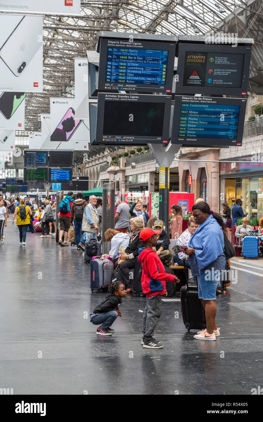 Paris, Frankreich. Passagiere warten an Bord der Züge in der Gare de l'Est. Stockfoto