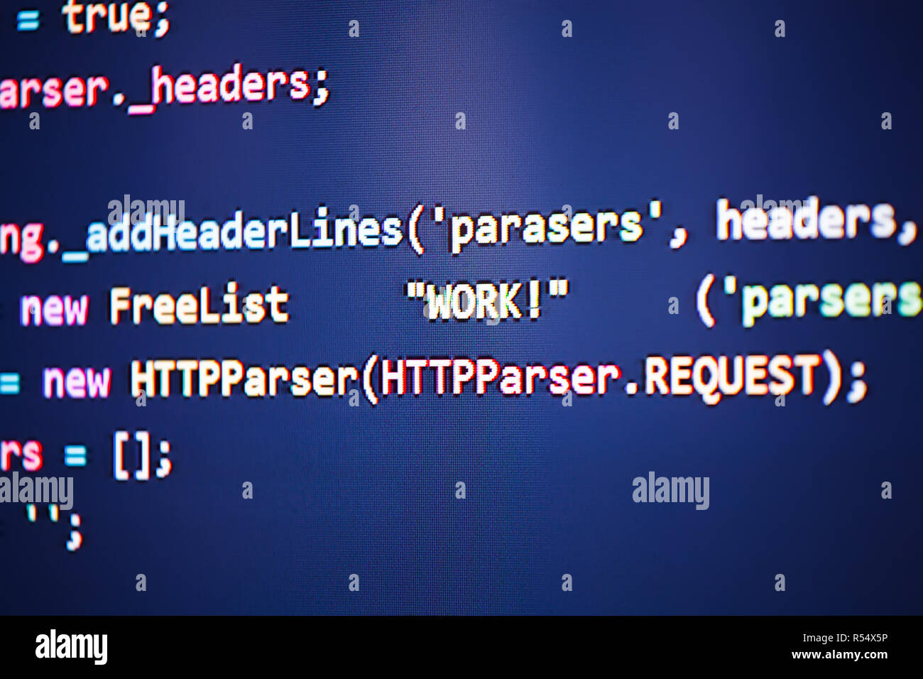 Bunte Programmcode auf einem Computer Bildschirm mit einem Wort arbeiten. Stockfoto