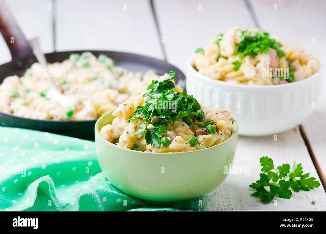 Pasta mit Erbsen, Thunfisch und cremige Soße. style Vintage. Selektive konzentrieren. Stockfoto