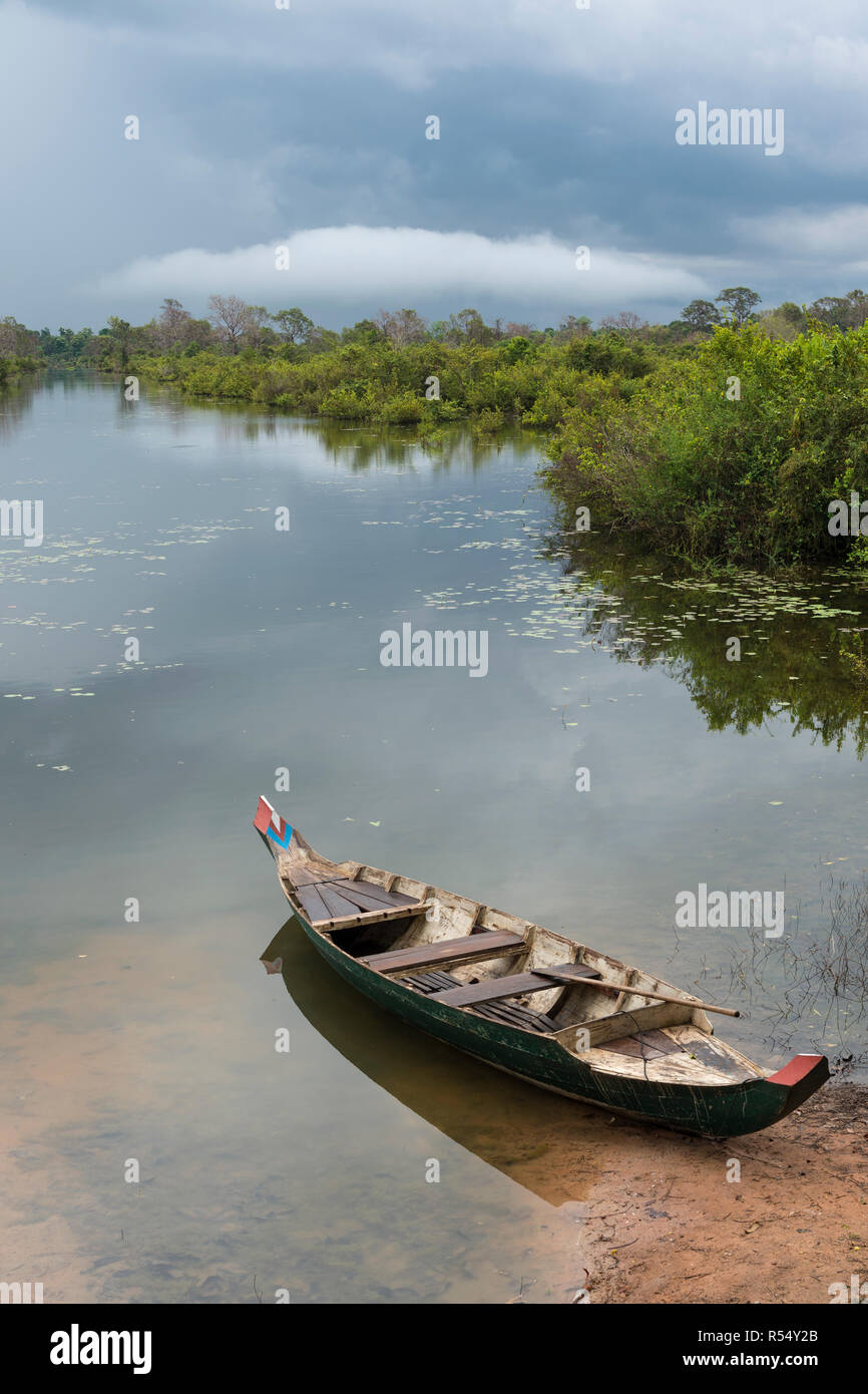 Boot auf dem Jayatataka Baray bei Preah Khan, Angkor Thom, Siem Reap, Kambodscha Stockfoto