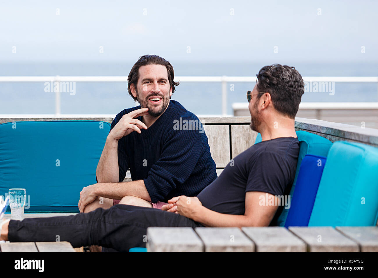 Sidney, Australia-October 17,2018: Freunde Chatten in Bondi Beach Bar. Stockfoto