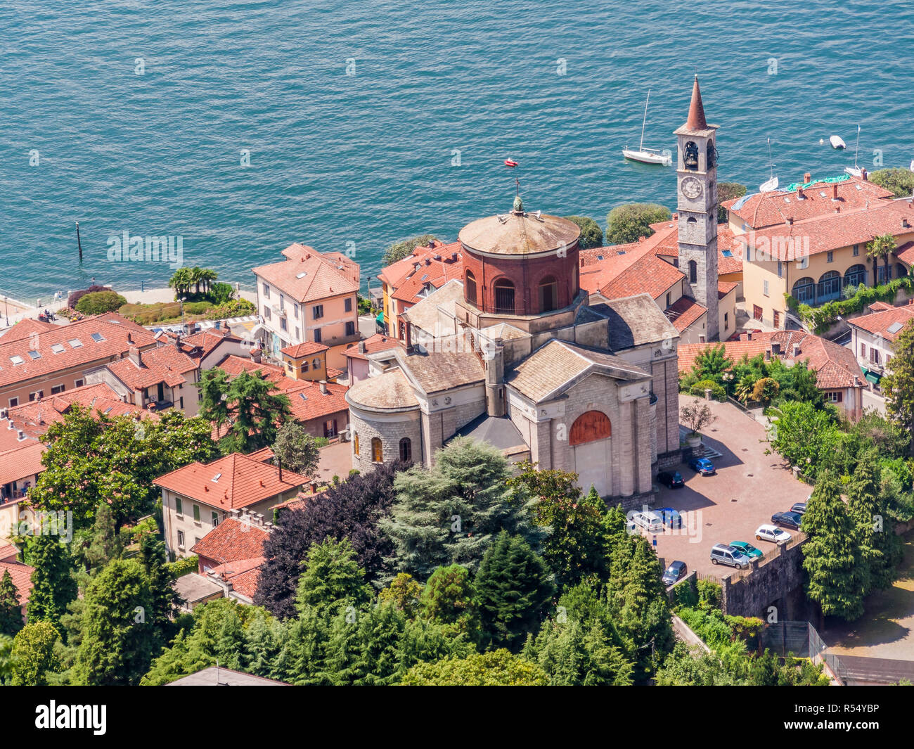 Luftaufnahme von Chiesa di Sant'Ambrogio und prepositurale Chiesa dei Santi Filippo e Giacomo, Laveno, Lombardei, Italien. Stockfoto