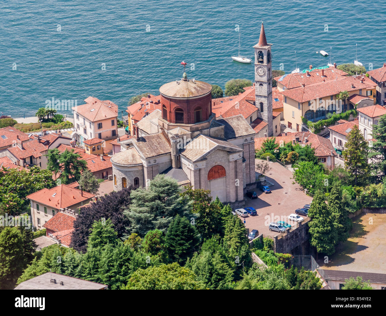 Luftaufnahme von Chiesa di Sant'Ambrogio und prepositurale Chiesa dei Santi Filippo e Giacomo, Laveno, Lombardei, Italien. Stockfoto