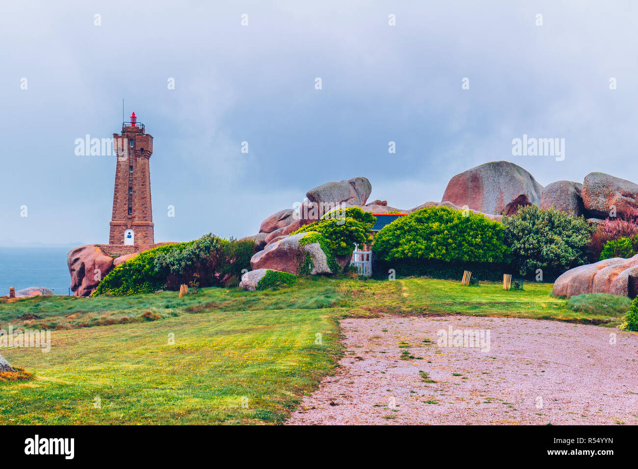 Leuchtturm von Ploumanach bedeuten Ruz in Perros-Guirec an rosa Granit Küste, Bretagne (Bretagne), Frankreich Stockfoto