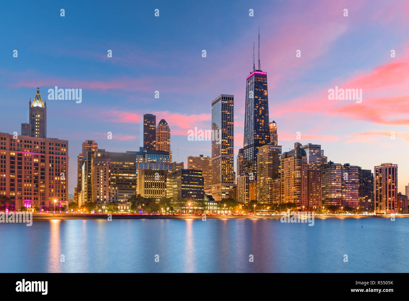 Chicago, Illinois, USA Downtown Skyline aus dem Michigan See in der Abenddämmerung. Stockfoto