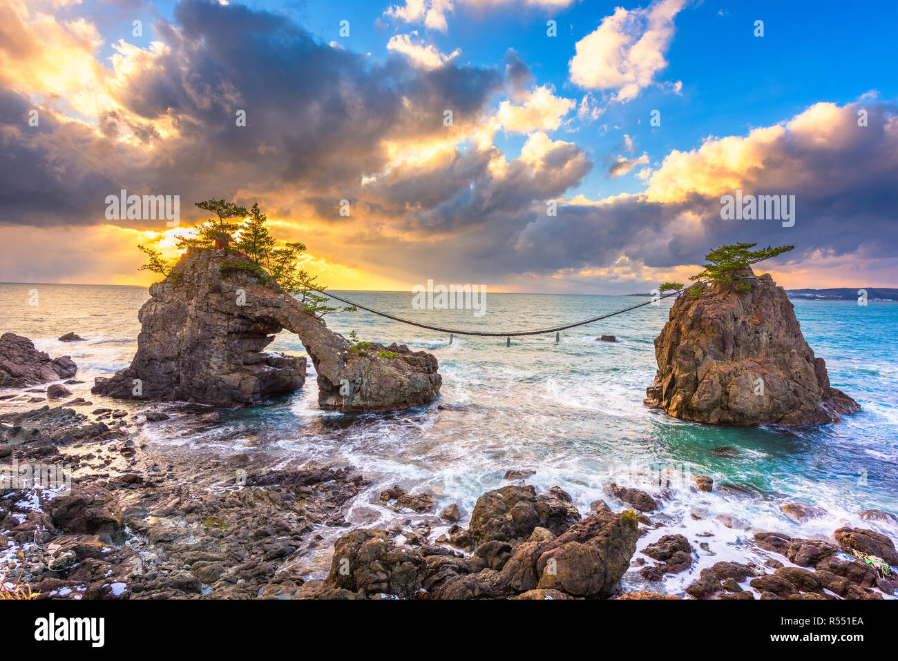 Halbinsel Noto, Ishikawa, Japan am Hatago Iwa Rock während des Sonnenuntergangs. Stockfoto