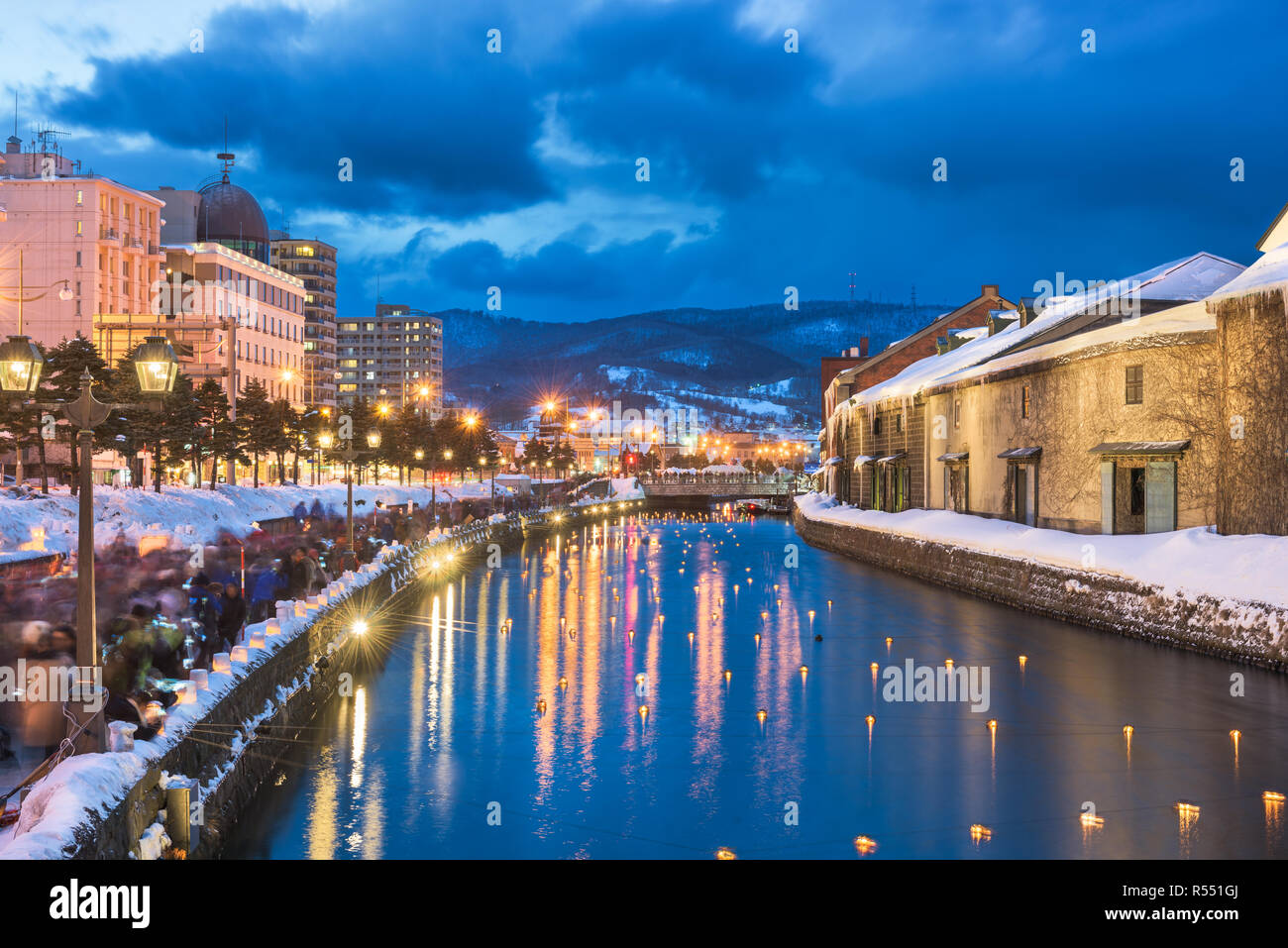 Otaru, Japan winter Skyline auf den Kanälen während der Dämmerung aufleuchten. Stockfoto