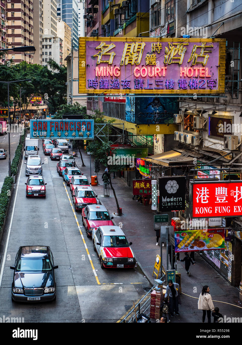 Taxi Warteschlange außerhalb der Ming Court Hotel in Lockhart Road Hong Kong China Stockfoto