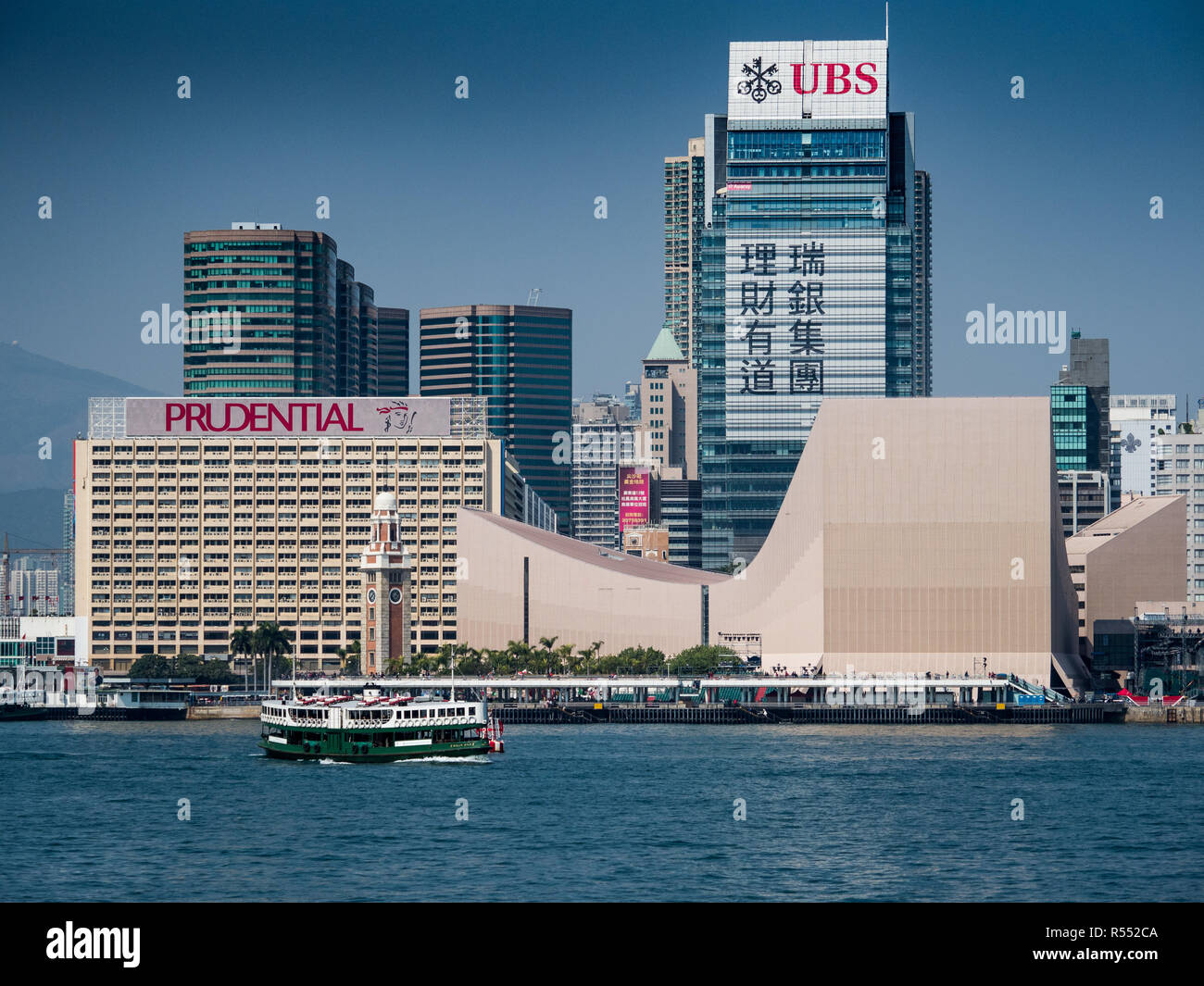 Hong Kong - Star Ferry Segel vor großen UBS und aufsichtsrechtlichen Anzeigen auf der Kowloon Seite des Victoria Harbour Stockfoto