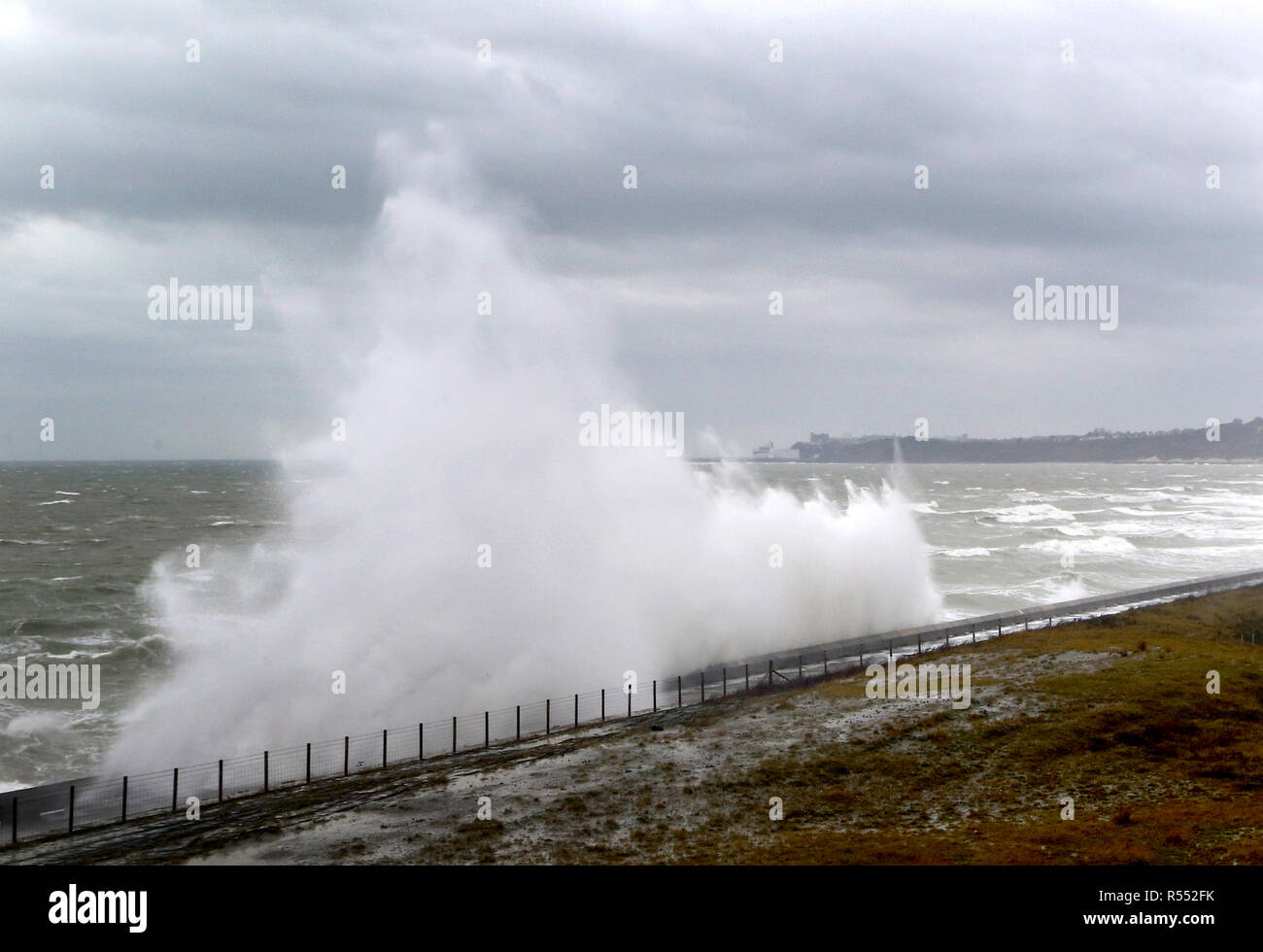 Wellen über queller Hacke in der Nähe von Folkestone in Kent bei starken Winde als Wetter Warnungen für Böen von bis zu 80 mph und anhaltender Regen haben für Teile des Vereinigten Königreichs ausgestellt wurde. Stockfoto