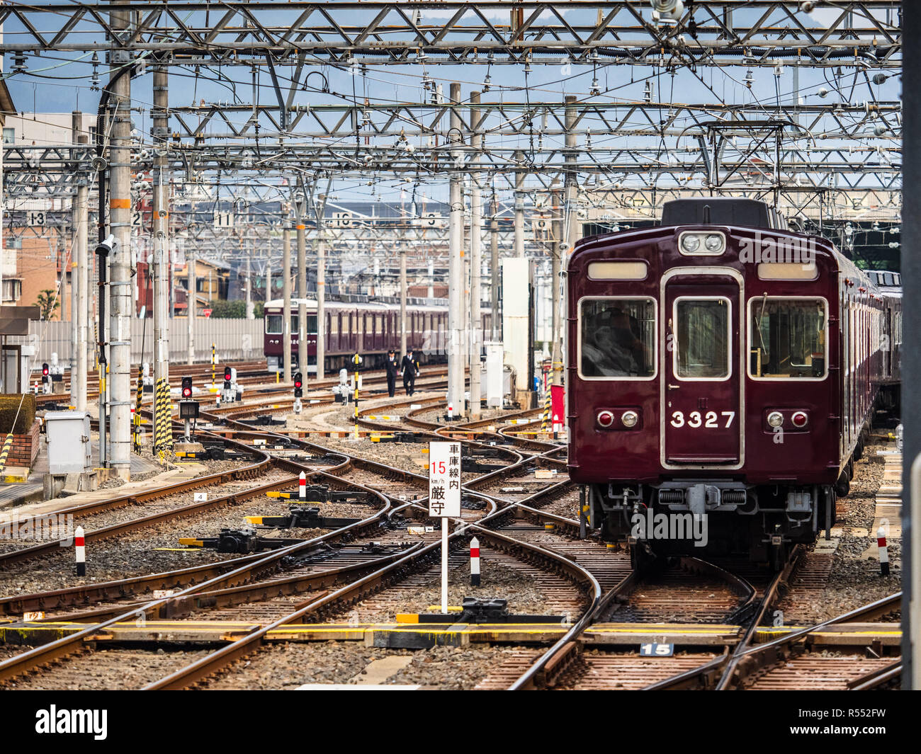 Hankyu Kyoto Classic Maroon Züge in Kyoto, Japan - Vintage Züge Stockfoto