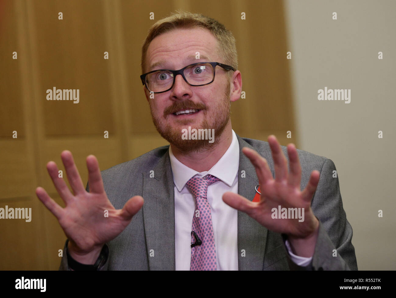 Lloyd Russell-Moyle, Labour MP für Brighton Kemptown, während eines Interviews mit der Presse Verein Portcullis House, London, wo er über seine HIV-positiven Status sprach. Stockfoto