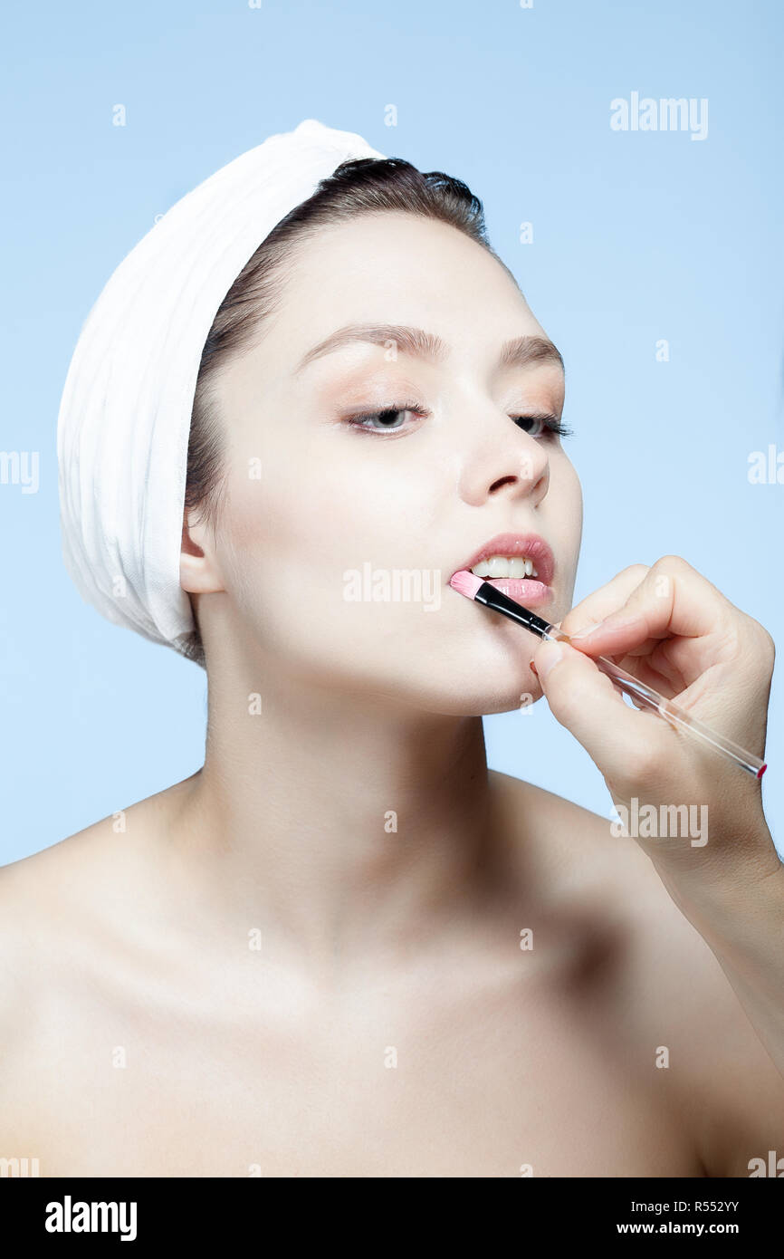 Porträt einer jungen Frau in Lippe Make-up Stockfoto