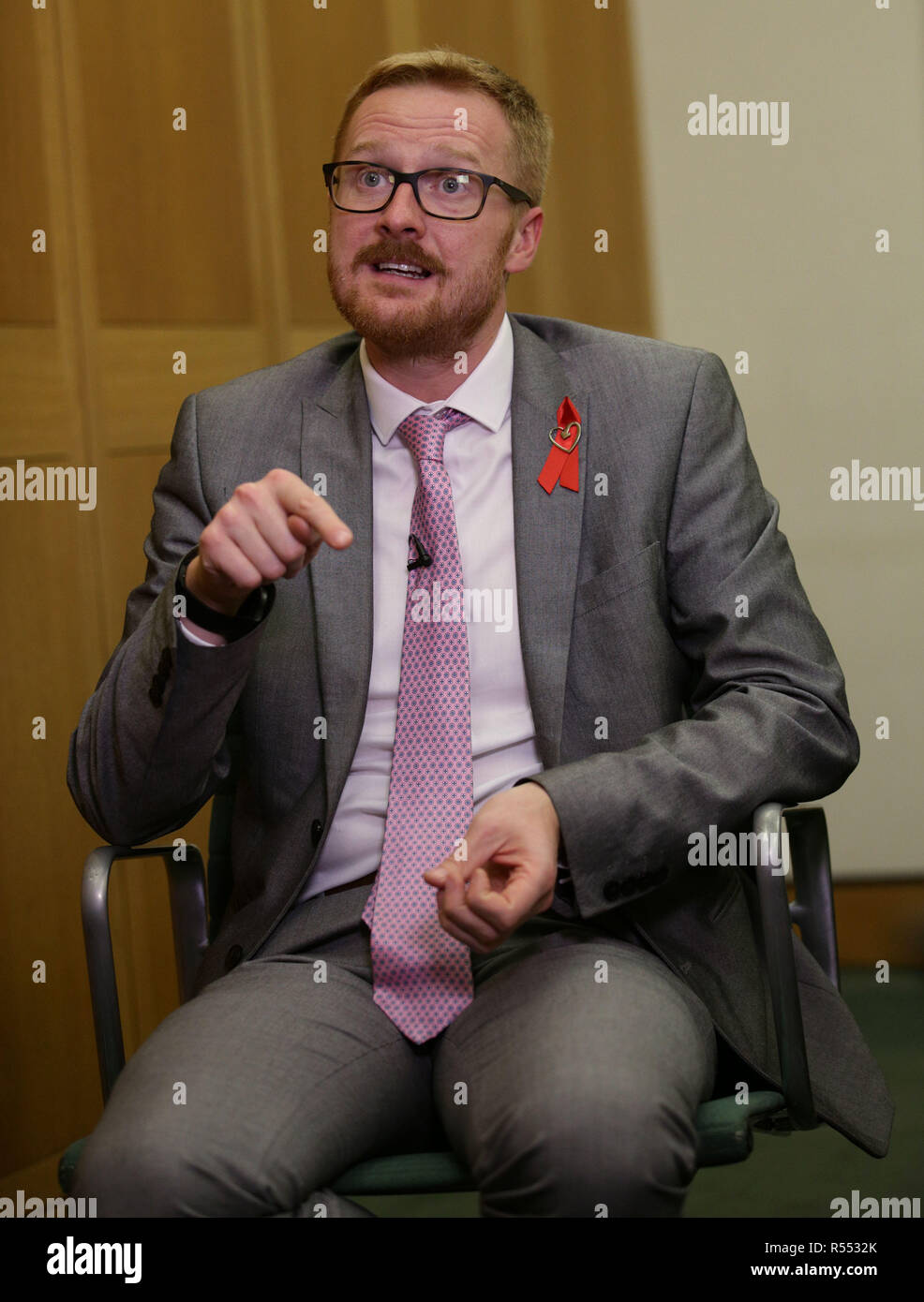 Lloyd Russell-Moyle, Labour MP für Brighton Kemptown, während eines Interviews mit der Presse Verein Portcullis House, London, wo er über seine HIV-positiven Status sprach. Stockfoto