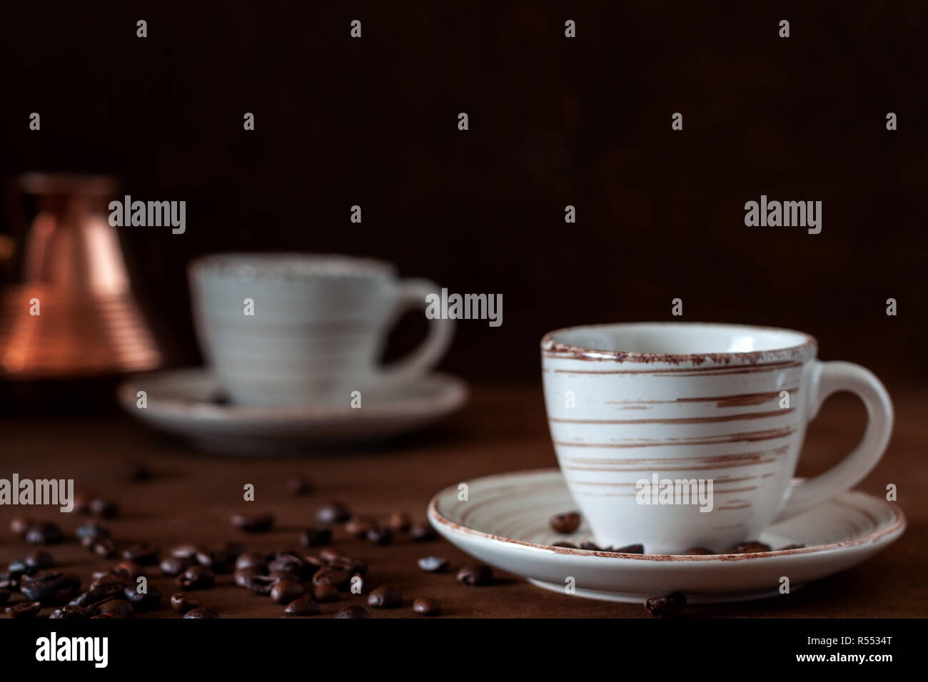 Auf Dem Tisch Stehen Zwei Kaffeetassen Und Ein Turke Mit Gebruhtem Kaffee Stockfotografie Alamy