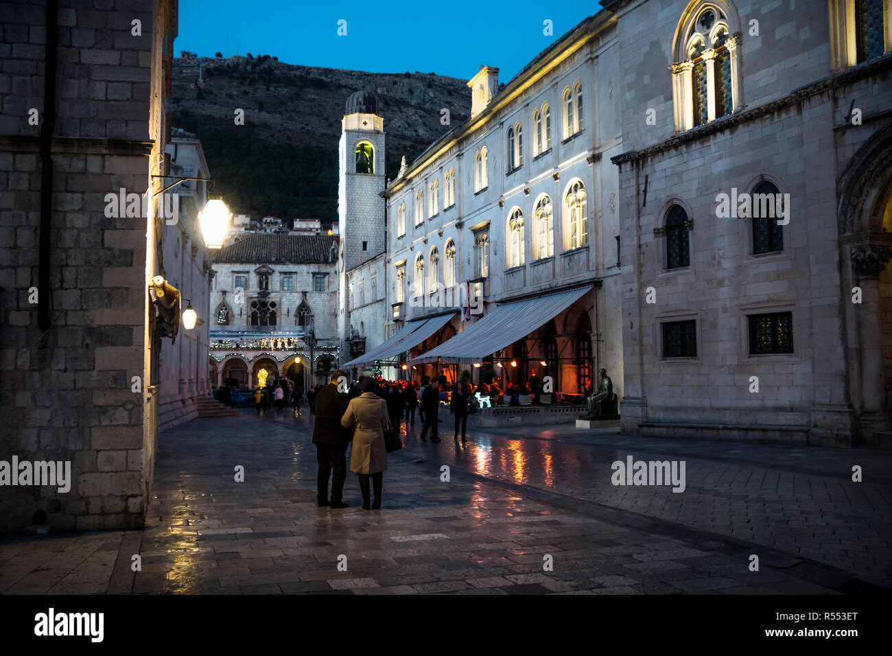 Dubrovnik, Kroatien - 31. Dezember 2015: Nacht Szene entlang Museum und Palaca Grada in Dubrovnik an Silvester mit Weihnachten Dekoration, Kroatien Stockfoto