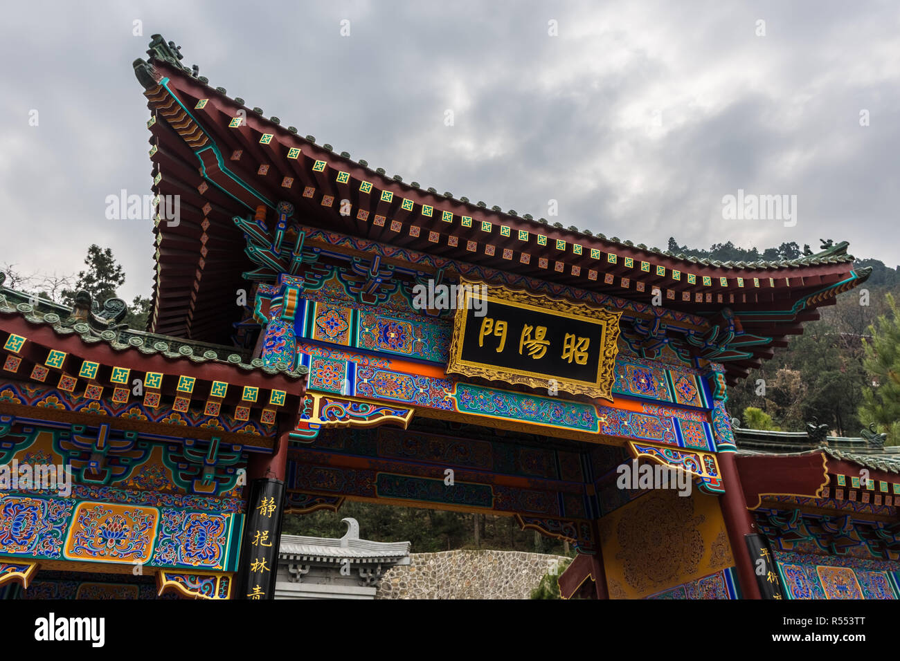 HUAQING, China, 25. Dezember 2017: Schöne chinesische traditionelle Architektur in Huaqing Palace Stockfoto