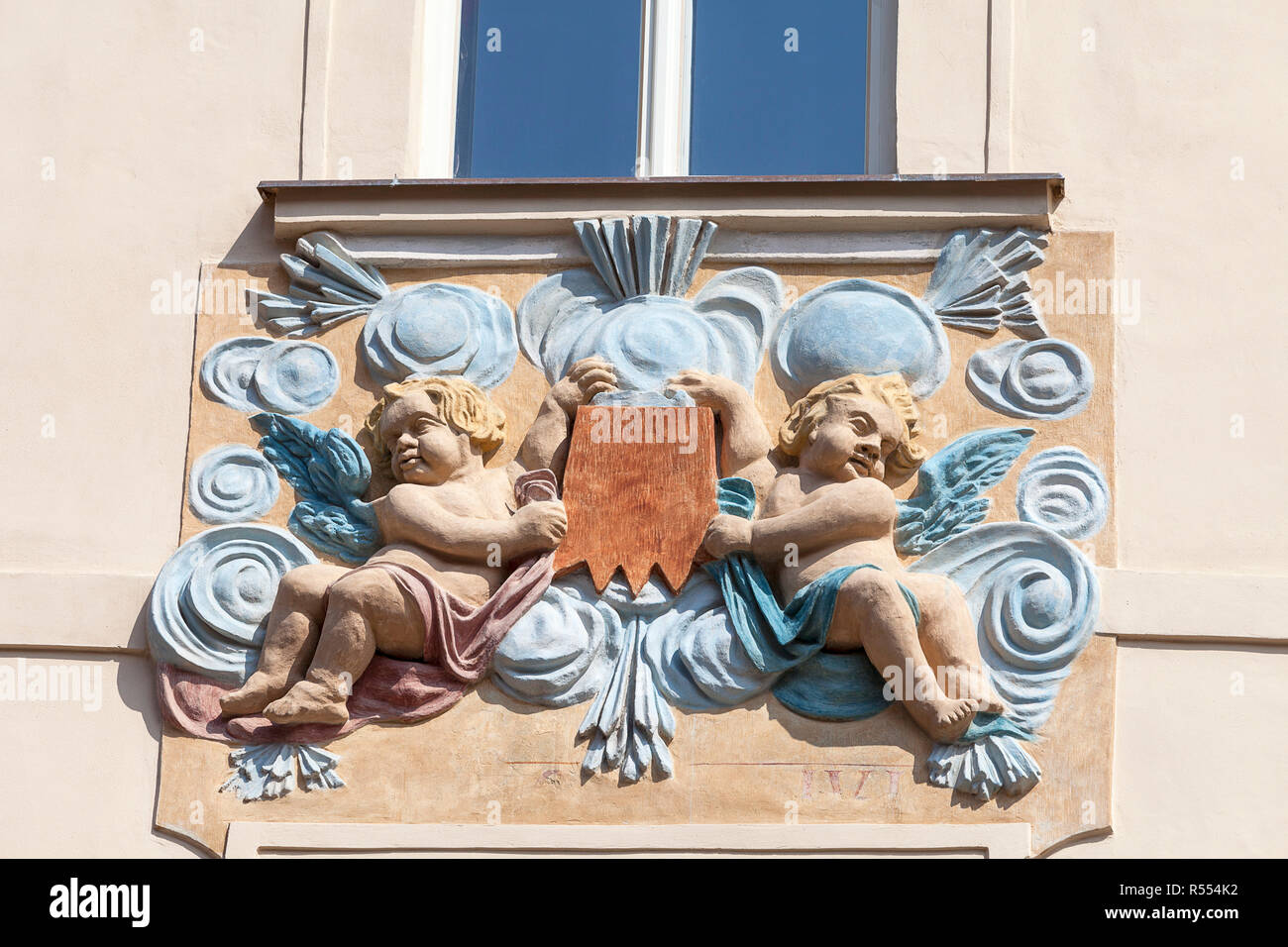 Entlastung auf der Fassade des alten Gebäudes, zwei Amoretten in Blau ornamentalen Motiven, Straße Nerudova, Prag, Tschechische Republik Stockfoto