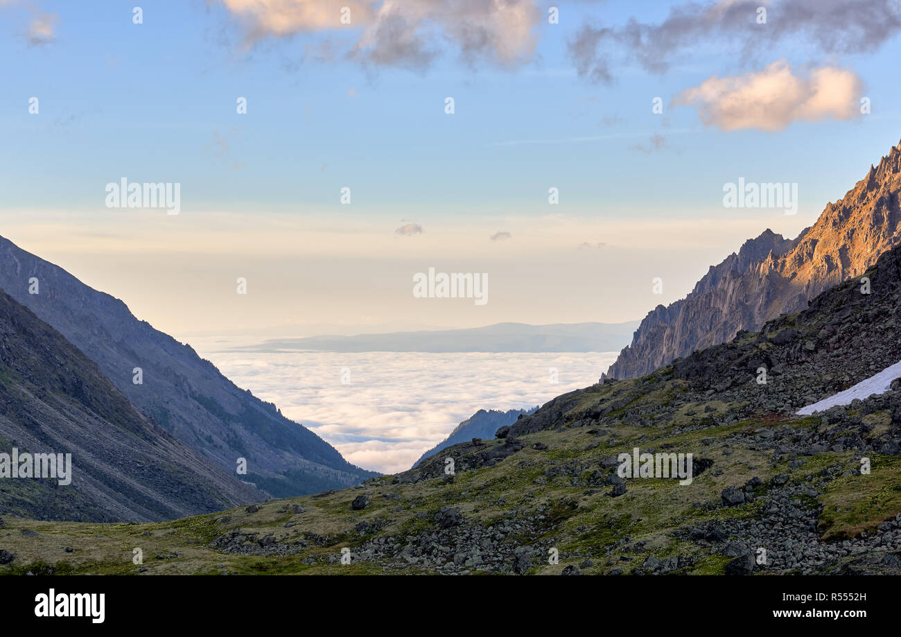 Meer der Wolken unter Berge. Cumulus geschlossene Ansicht eines großen unteren Tal. Ostsajan. Zentralasien Stockfoto