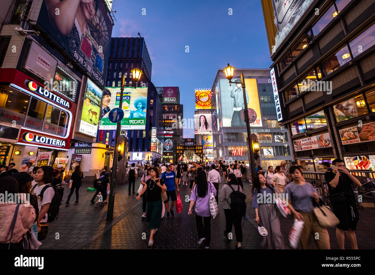 Osaka, Japan - 30. August 2018: Dotonbori Einkaufsviertel in der Dämmerung Stockfoto