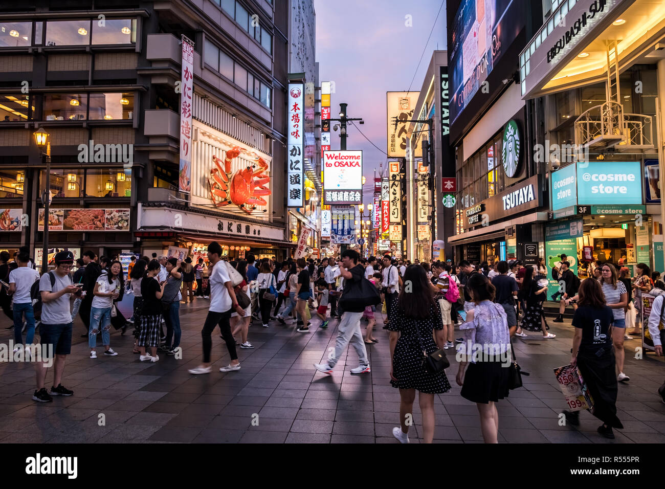 Osaka, Japan - 30. August 2018: Dotonbori Einkaufsviertel in der Dämmerung Stockfoto