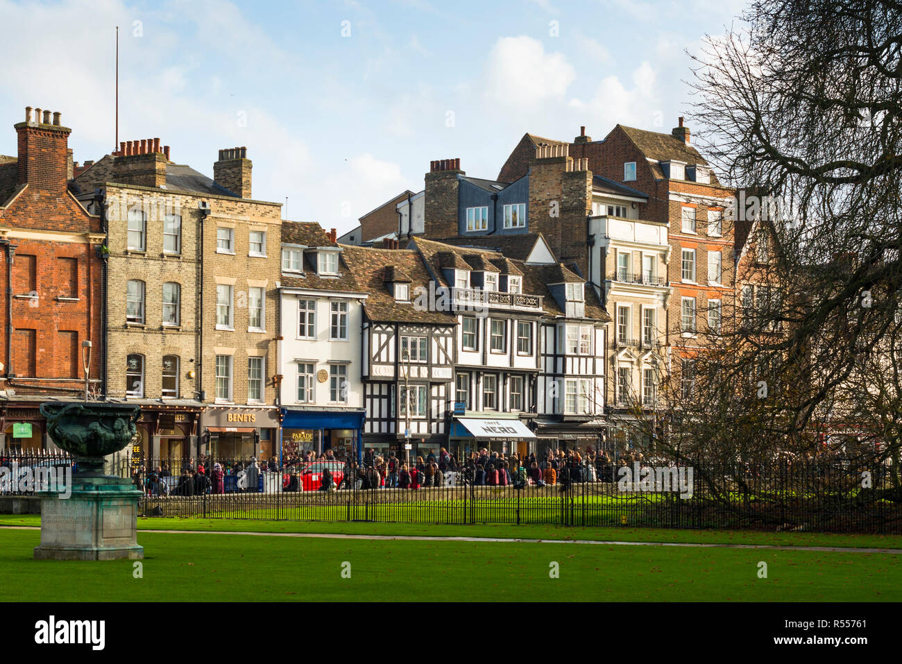 Könige Parade Geschäfte gegenüber von Kings College, Cambridge, England, Großbritannien Stockfoto