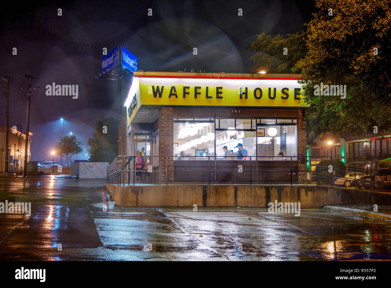Die Gäste eines örtlichen Waffle House essen ihr fettiges Löffel Fast Food, während es regnet. Die Federal Emergency Management Agency FEMA nutzt den sogenannten Waffle House Index, um die Auswirkungen eines Sturms zu bestimmen. Das Waffle House gehört in der Regel zu den letzten, die während einer Katastrophe schließen und die ersten öffnen. Stockfoto