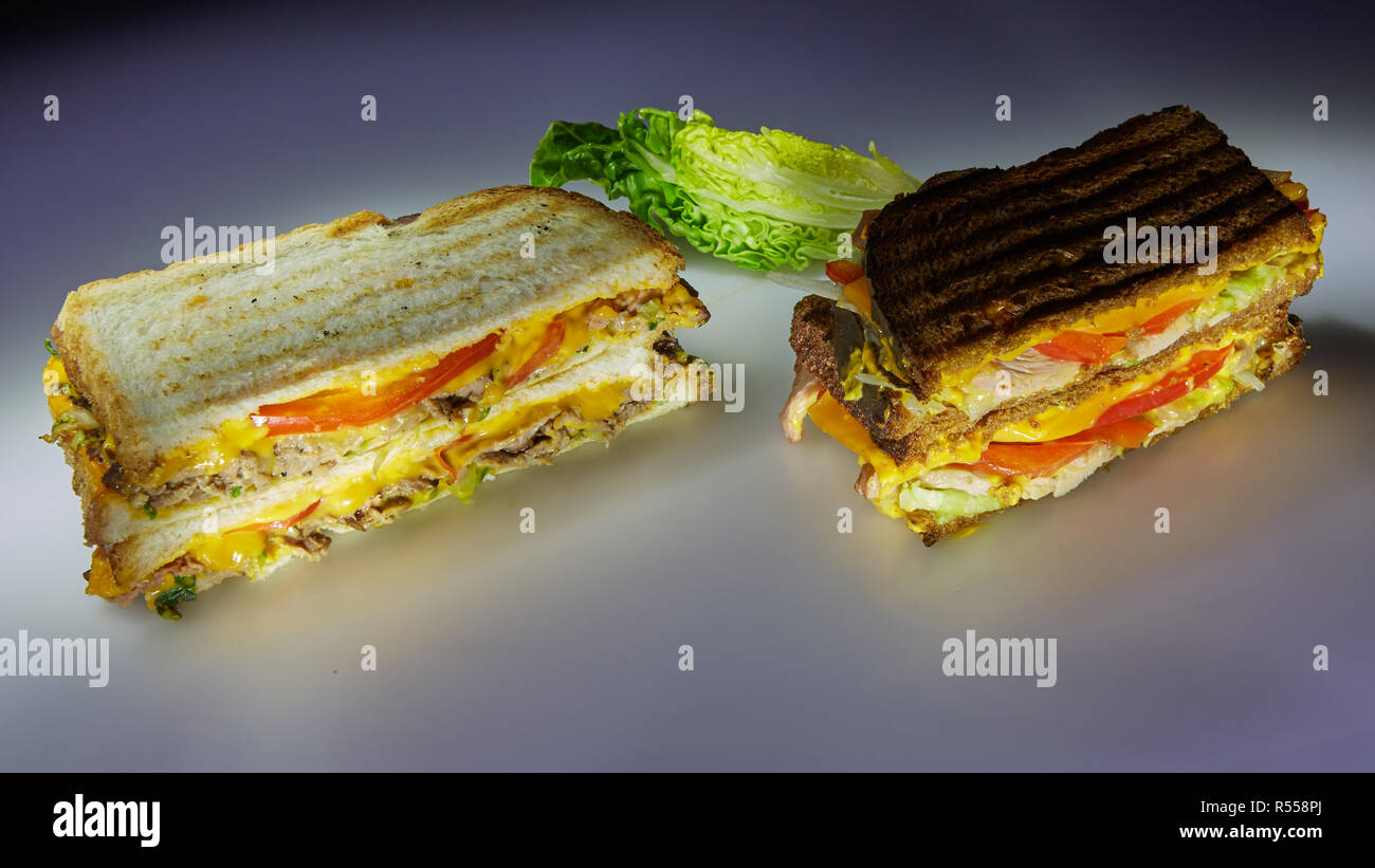 Zwei Sandwiches auf Schwarz und Weiß Brot mit Rindfleisch und der Türkei Stockfoto