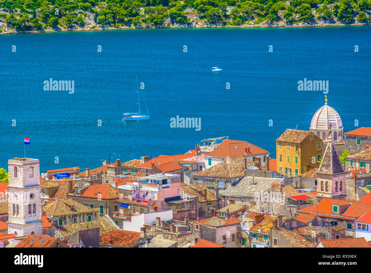 Malerischer Blick auf malerische Architektur in der Altstadt von Sibenik, Kroatien. Stockfoto