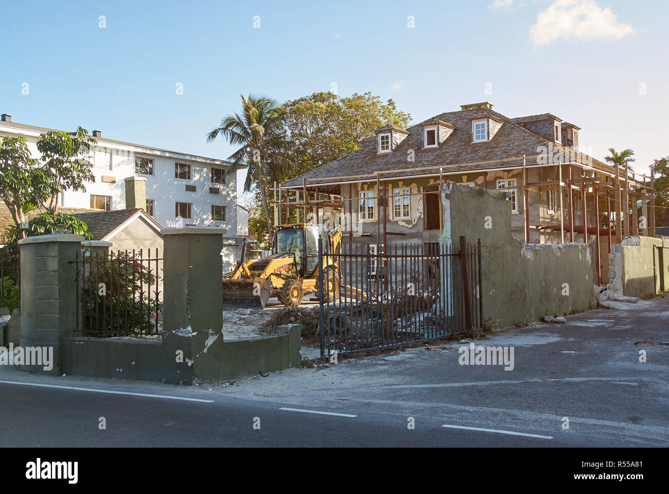 Bulldozer Abriss Haus Thema. Bagger Reinigung Gebäude Stockfoto