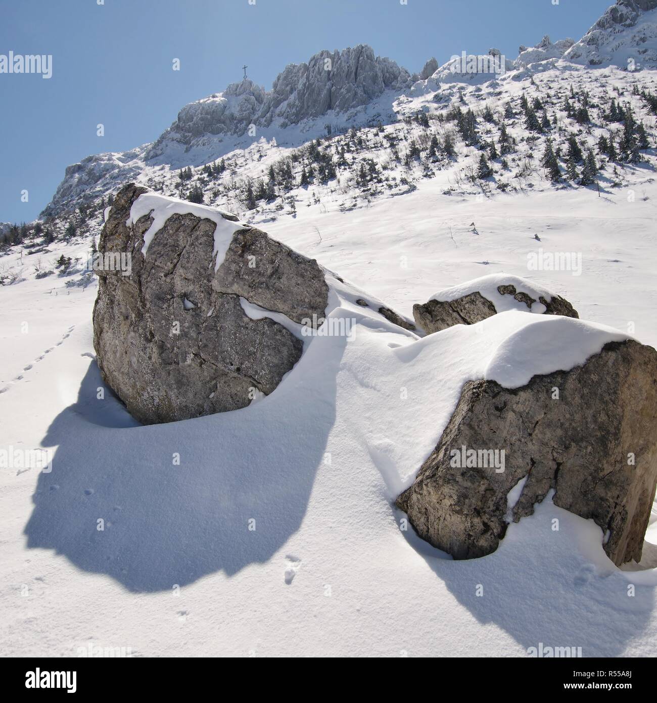 Blick von der verschneiten steinling-Alm auf der Kampenwand, chiemgau, Oberbayern, Süddeutschland Stockfoto