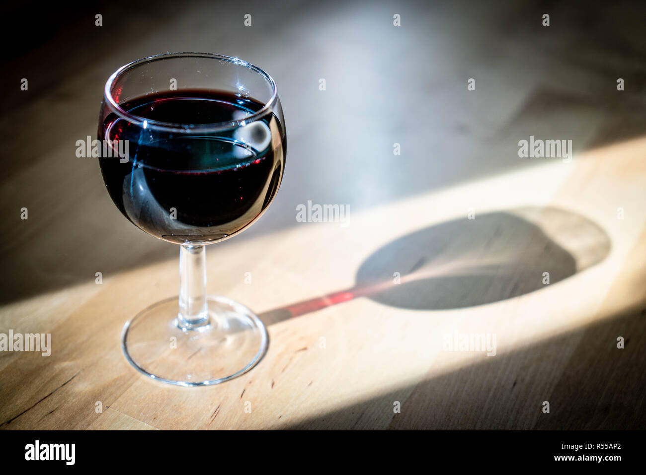 Glas Rotwein. Stockfoto
