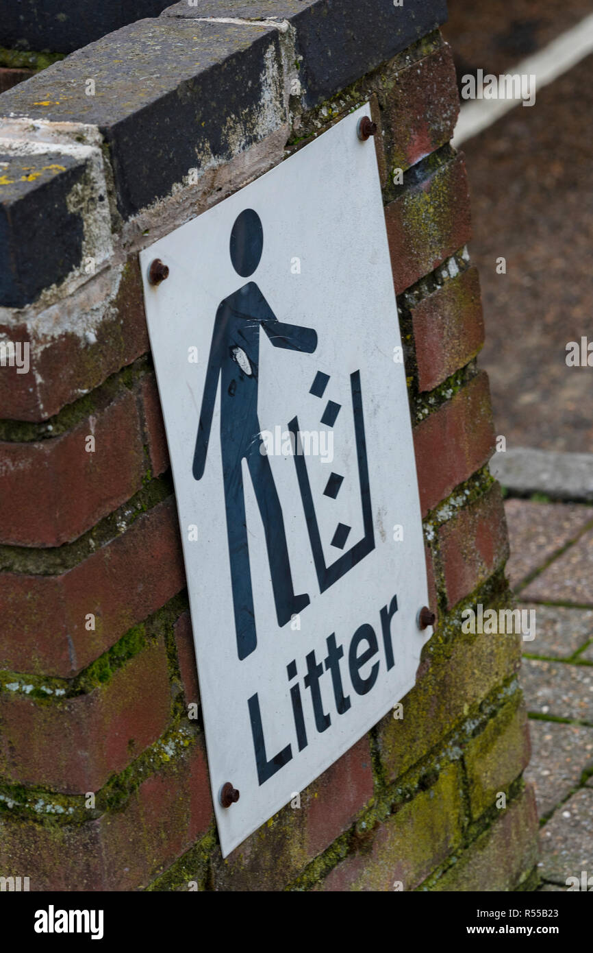 Einem Abfallbehälter oder Mülleimer Zeichen an der Wand für die Beseitigung der unerwünschten Elemente beigefügt. Stockfoto