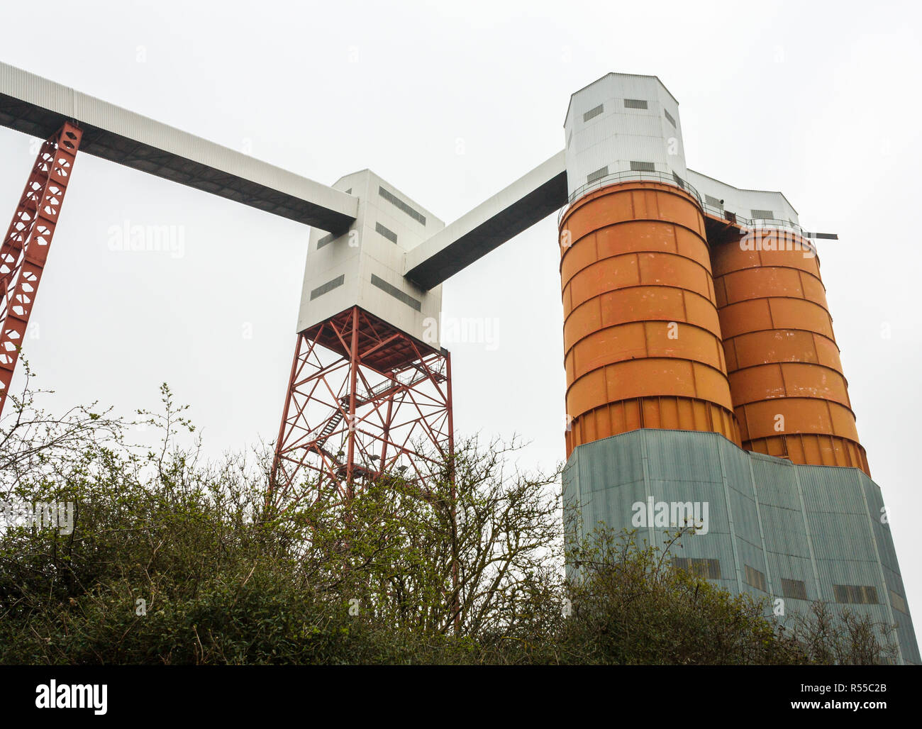 Cool aussehende Orange und Weiß factory Silos in der Nähe von avonmouth Docks in Bristol. Stockfoto