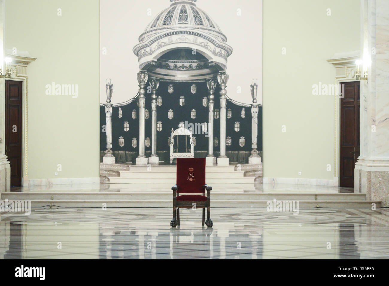 Bukarest, Rumänien - 26. November 2018: Die königlichen Stuhl im Thronsaal des Königs von Rumänien, in Bukarest Stockfoto