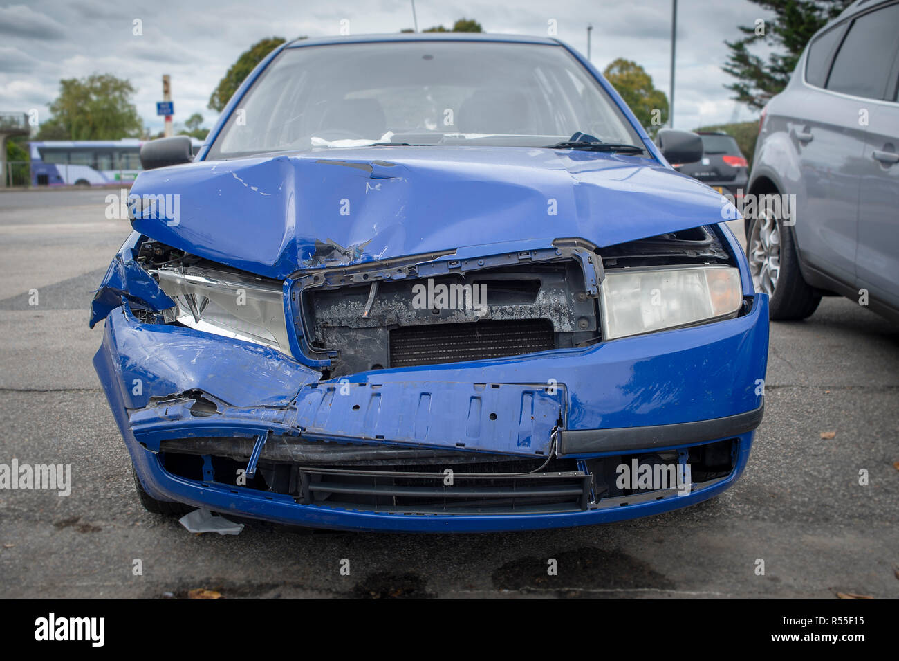 Vor dem Auto, bei einem Autounfall. Stockfoto