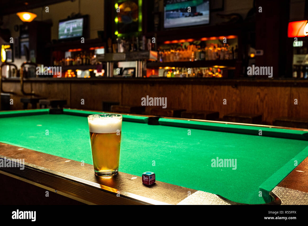 MT 00236-00 ... Montana -- Glas Bier in der Blauen Gans Limousine in Gardner Stockfoto