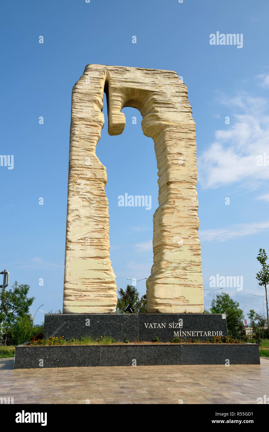 Trabzon, Türkei - September 7, 2018. Denkmal für die gefallenen Soldaten in Trabzon, mit Beschriftung in Türkisch. Stockfoto