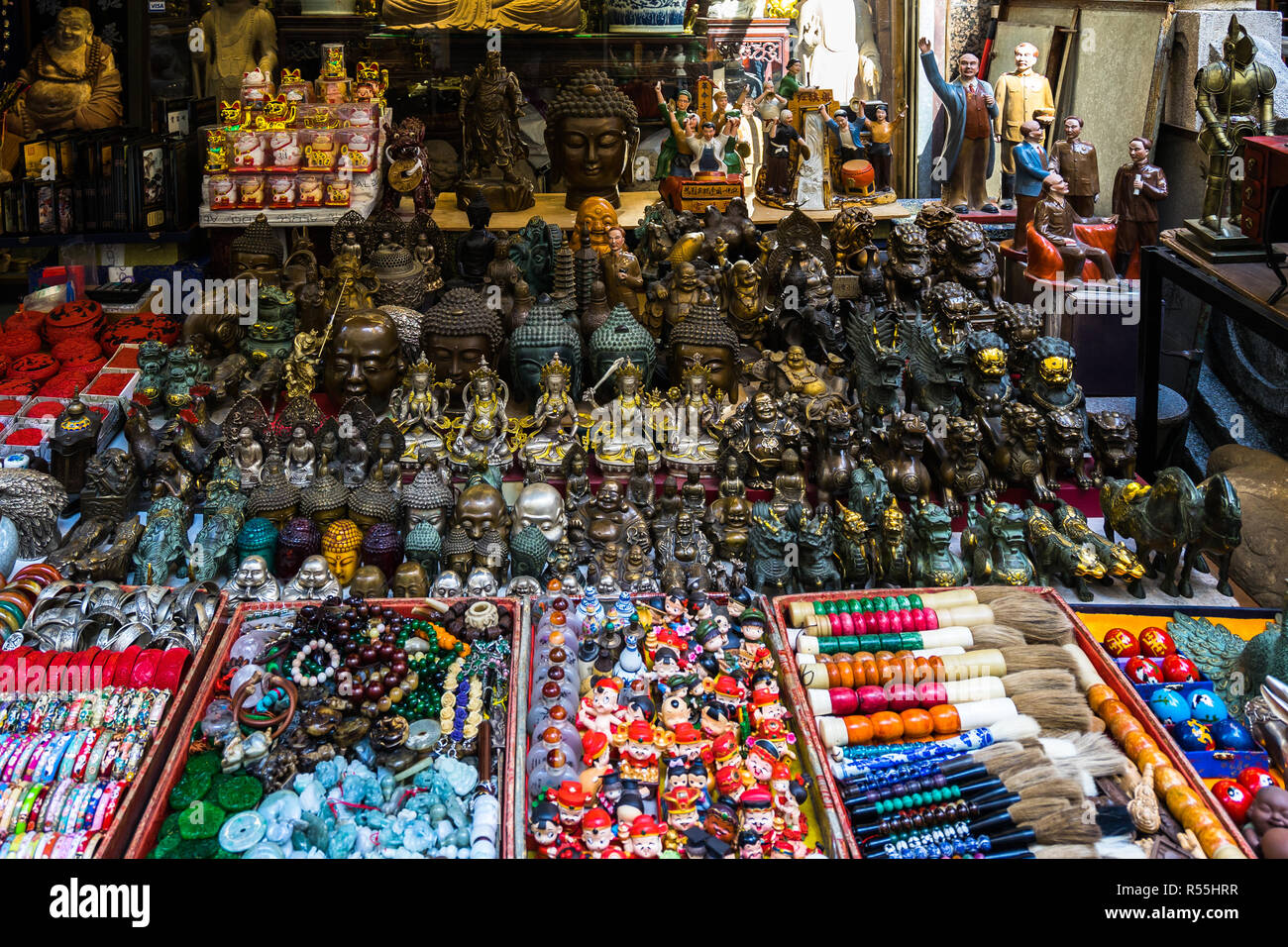 Auswahl von Chinesischen Statuen und Souvenirs in einem Geschenk Shop im Cat Street, Hongkong, Sheung Wan angezeigt Stockfoto