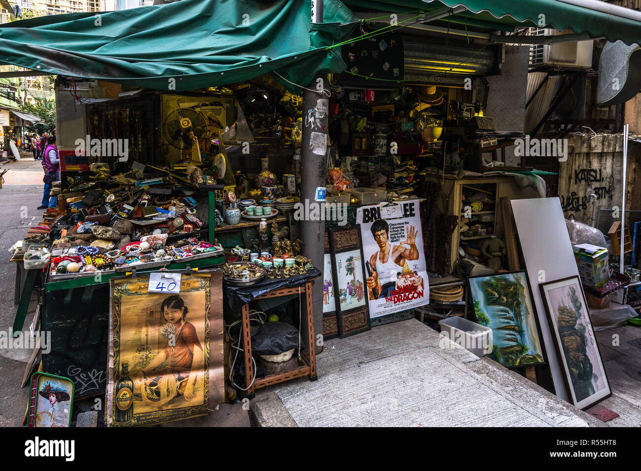 Ein antiquitätengeschäft mit Souvenirs in Cat Street. Hong Kong, Sheung Wan, Januar 2018 Stockfoto