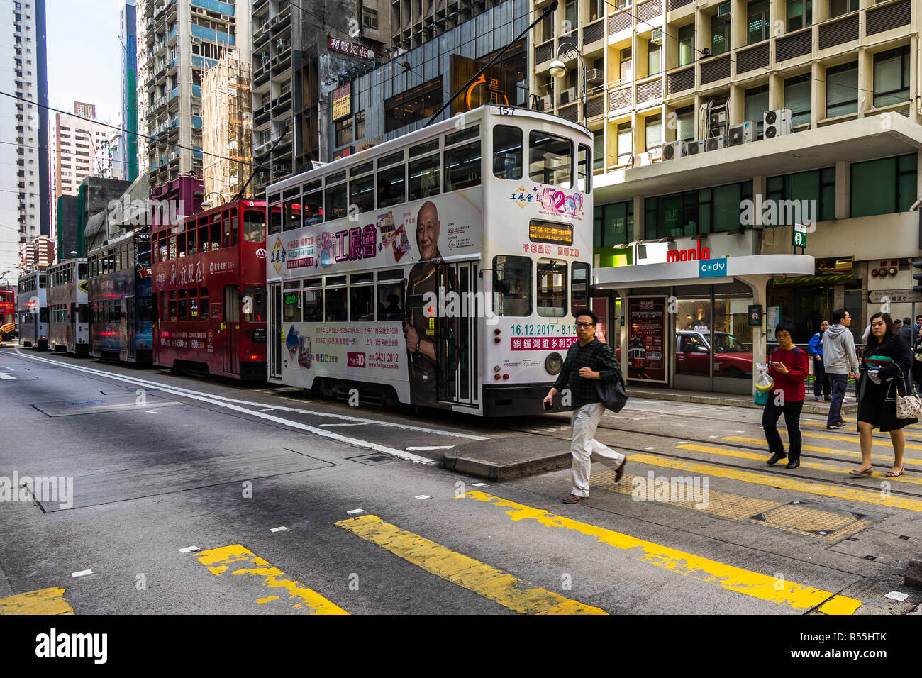 Das städtische Leben Szene in Hongkong mit dem traditionellen Double Decker Straßenbahnen genannt Ding Ding. Hong Kong, Sheung Wan, Januar 2018 Stockfoto