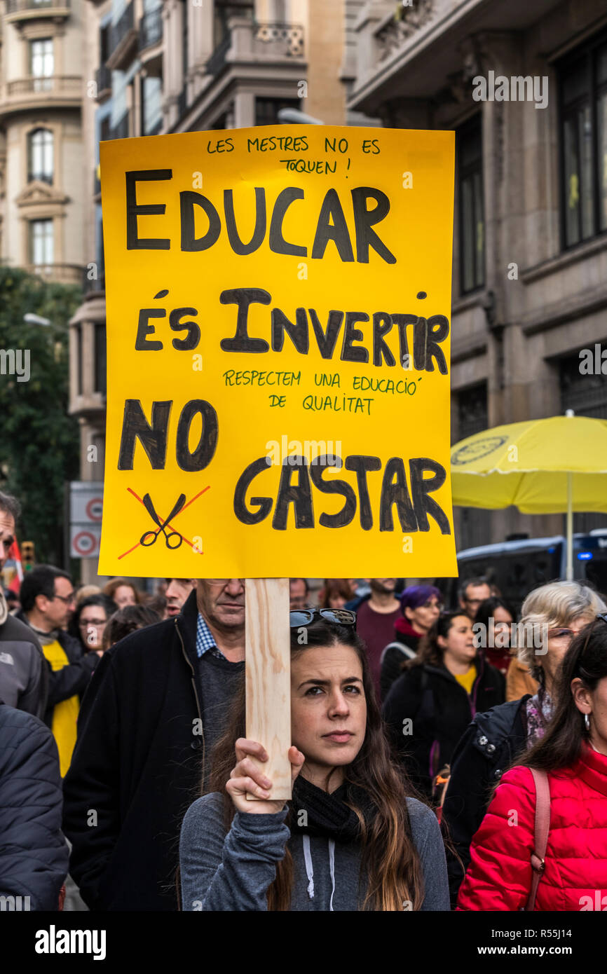 Eine Demonstrantin hält ein Plakat gesehen wird während des Protestes. Tausende von Beamten, Professoren, die Gesundheit der Arbeitnehmer und Studenten haben den Streik gegen die Sparmassnahmen unterstützt. Die Demonstration durch die Innenstadt von Barcelona endet vor den Toren des Parlaments von Katalonien, stark durch die katalanische Polizei geschützt, Mossos d'Esquadra. Stockfoto