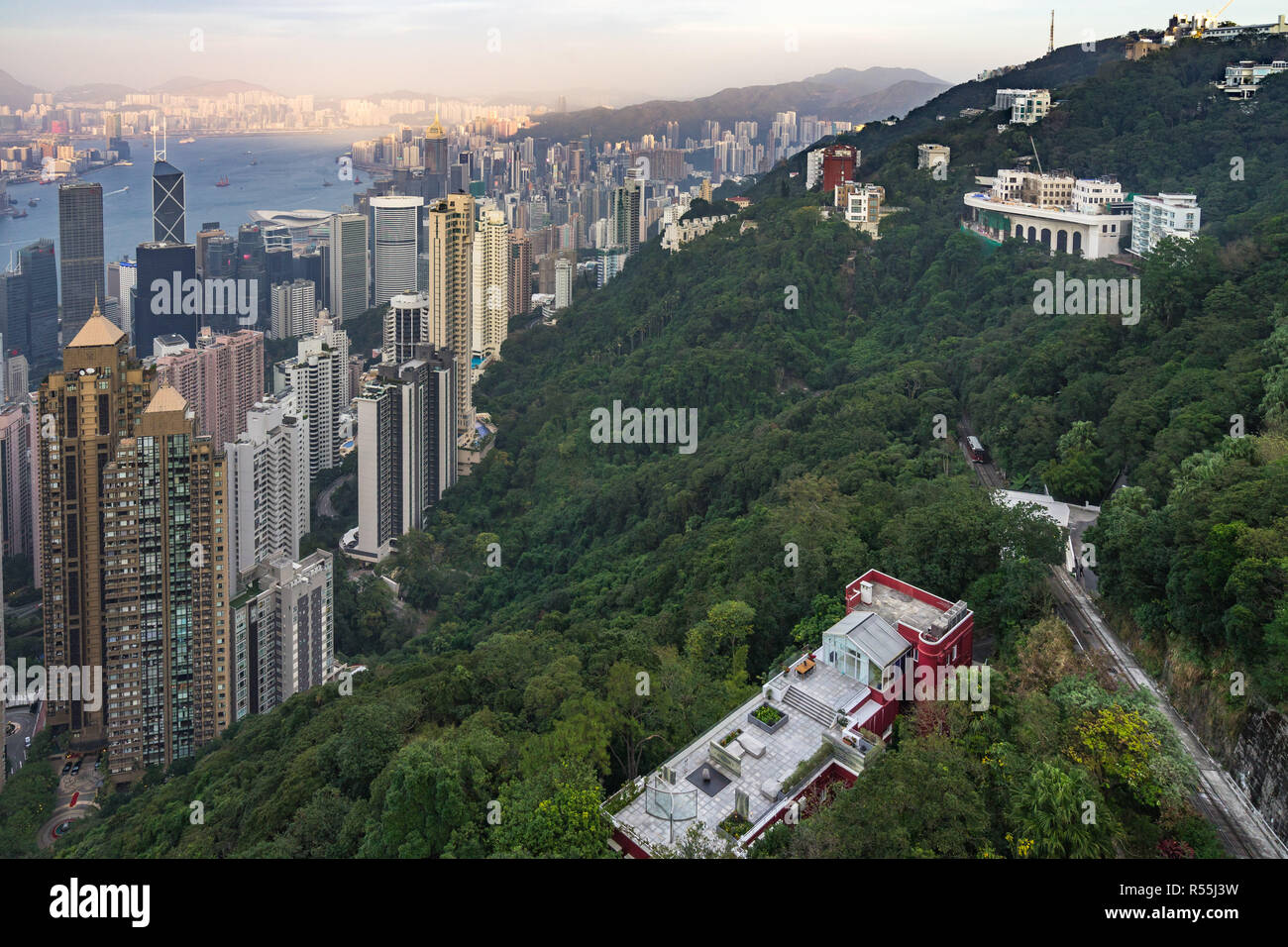 Hong Kong Panorama vom Peak Tower, mit der berühmten Peak Tram aufsteigend Stockfoto